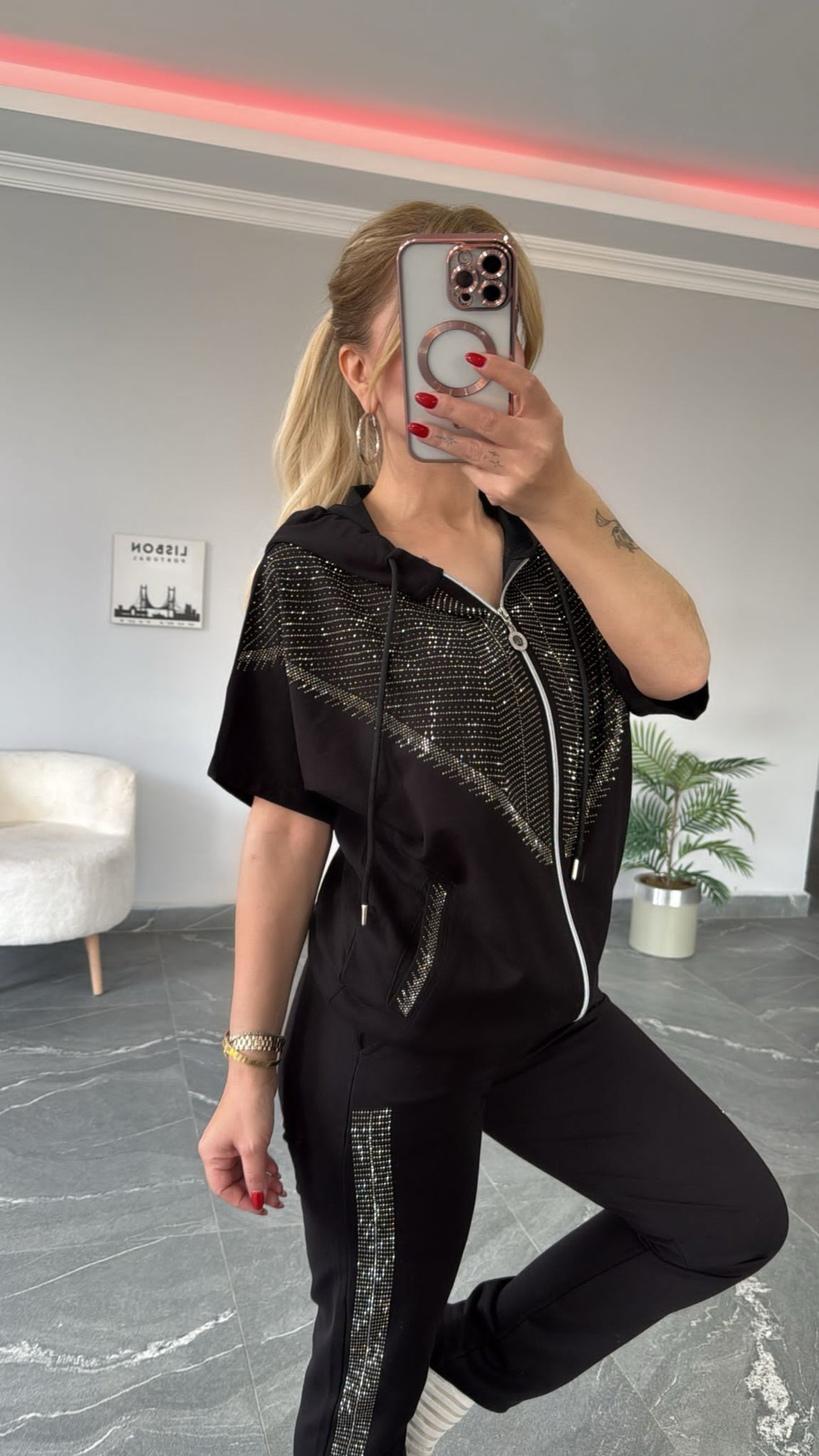 V-shape studded survêt