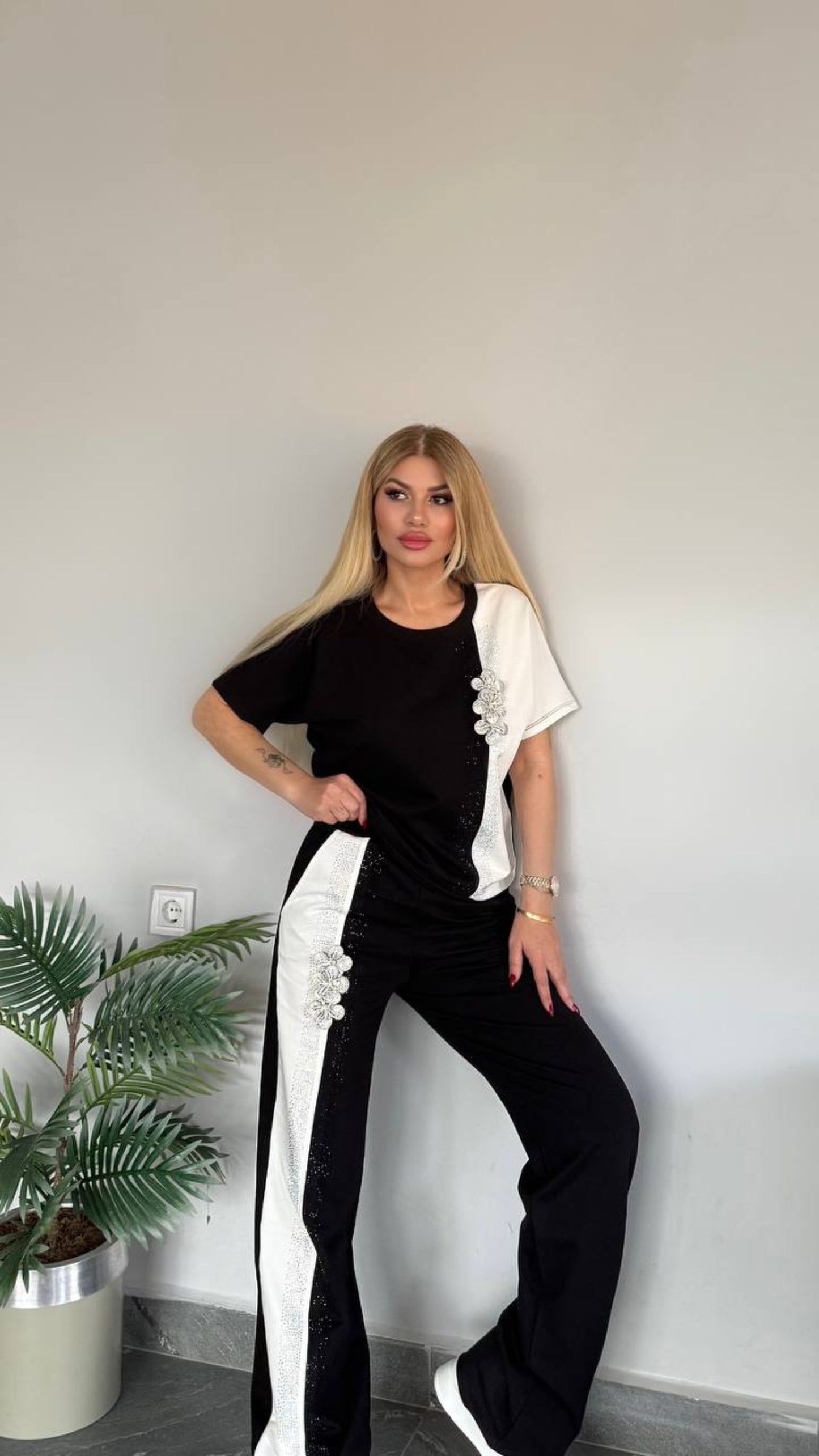 Flowers black white survêt