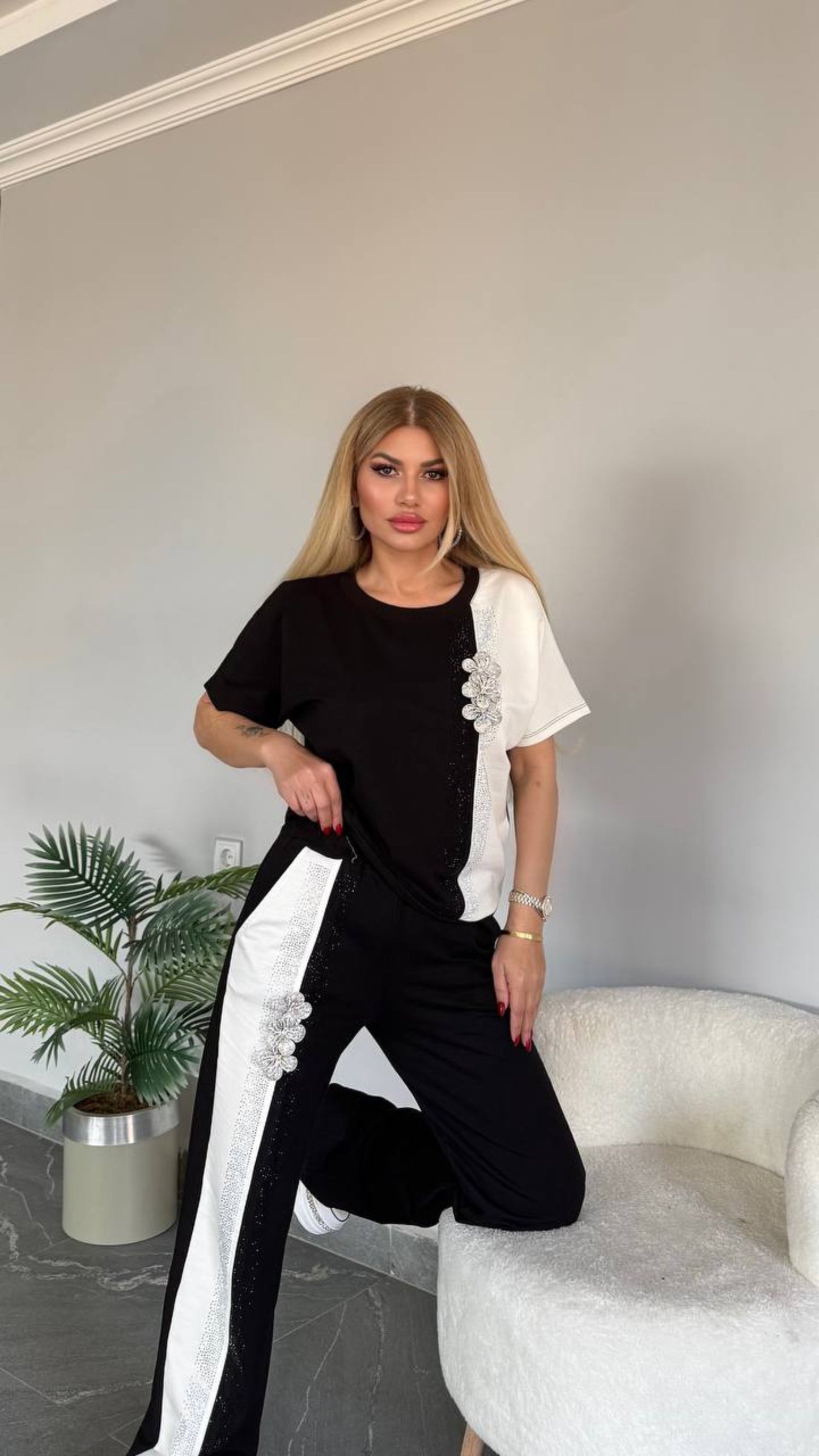 Flowers black white survêt